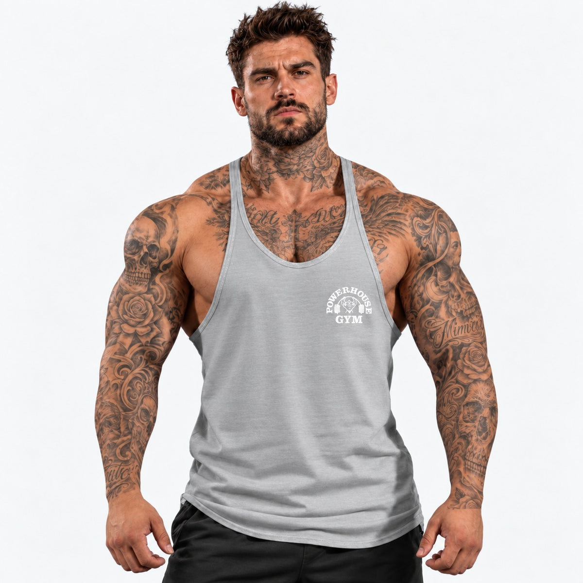 Camiseta de tirantes Gris/blanco/logo pequeño con el mismo modelo tatuado